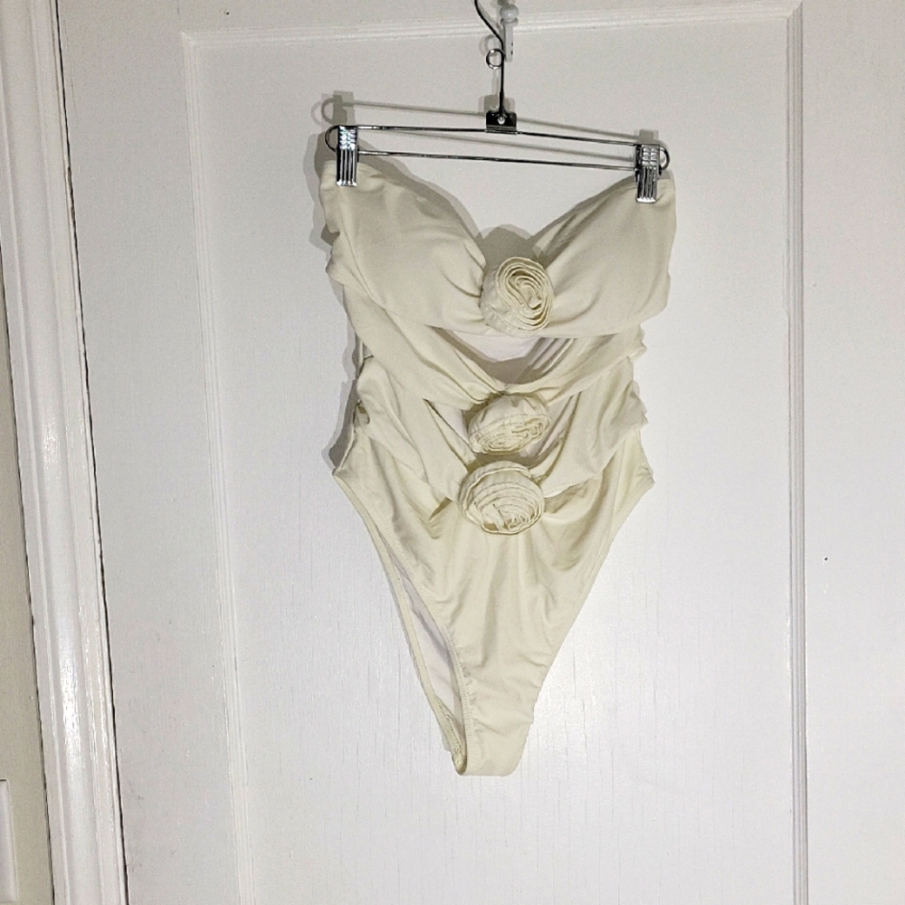 NWOT Cream One Piece Swimsuit With Cutout And Flower Accents SZ L🏖